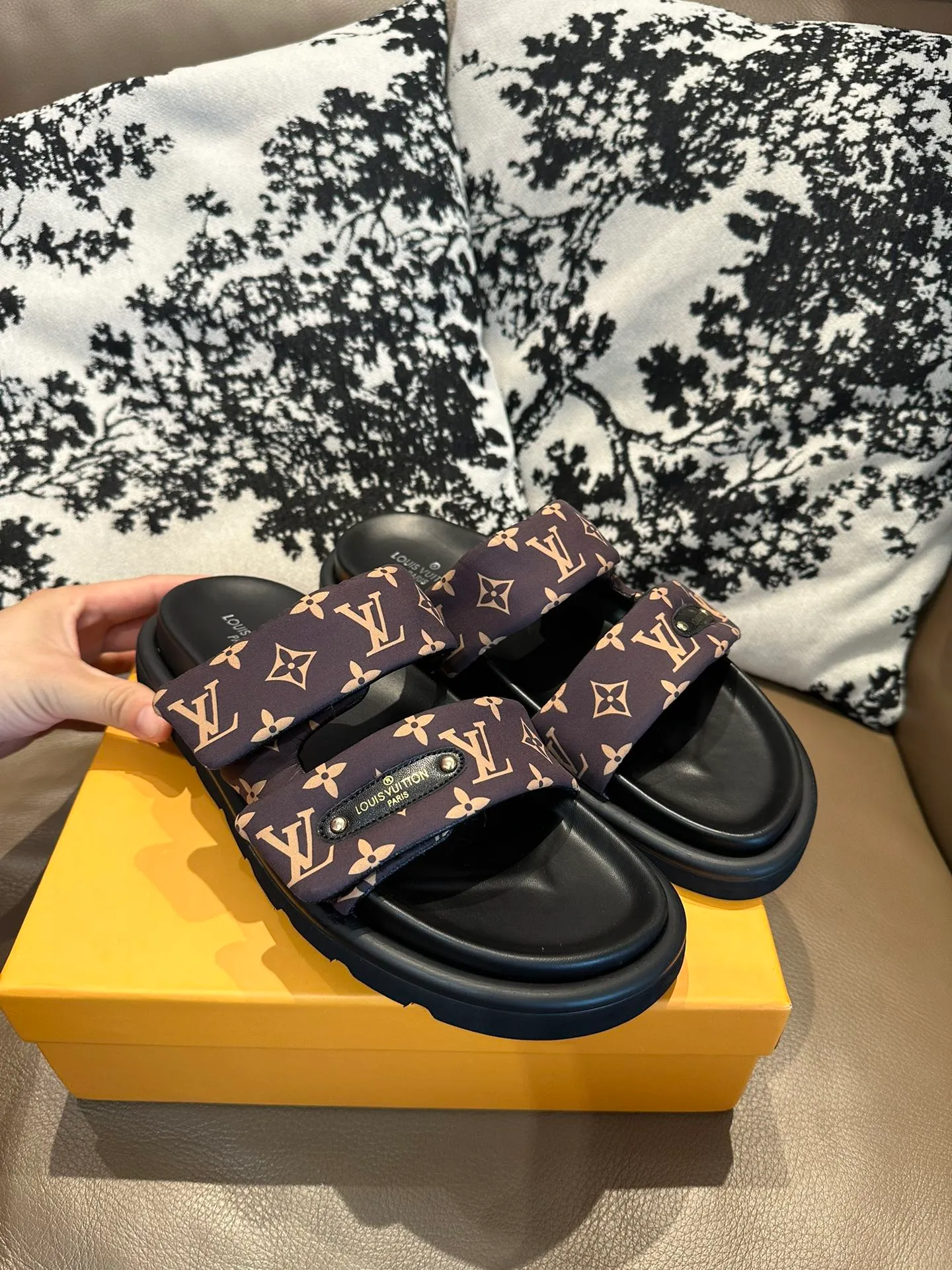 Men's shoes 💰360💰 LV. Slippers 🩴High silk fabric original PU water table rubber outsole, size 35-46